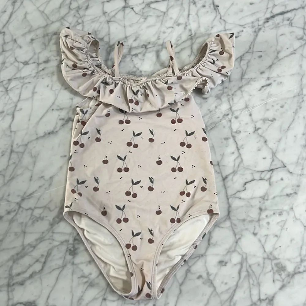 RYLEE + CRU OFF THE SHOULDER ONEPIECE / CHERRIES SWIMSUIT SZ 6/7